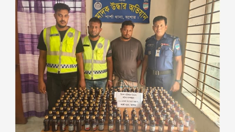 শার্শায় ২০০ বোতল মাদক সিরাপসহ সবুজ খান নামে যুবক গ্রেপ্তার