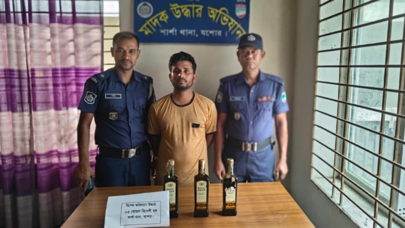 শার্শায় মদ ও ইজিবাইকসহ গ্রেপ্তার ১