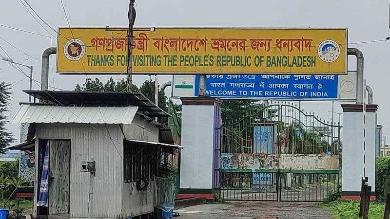 ভারতের পশ্চিমবঙ্গের বিধানসভা নির্বাচনকে কেন্দ্র করে বেনাপোল-পেট্রাপোল স্থলবন্দর দিয়ে টানা তিন দিন আমদানি-রপ্তানি কার্যক্রম বন্ধ