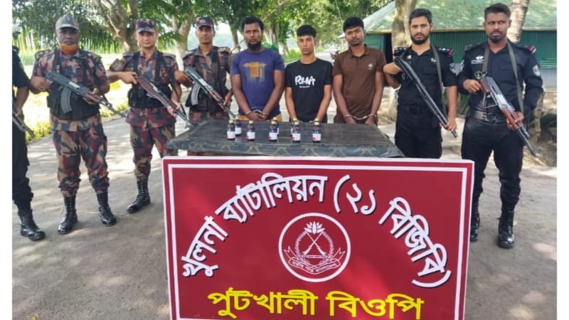 বেনাপোল সীমান্তে র্যাব-বিজিবির যৌথ অভিযানে নিষিদ্ধ ভারতীয় সিরাপসহ আটক ৩