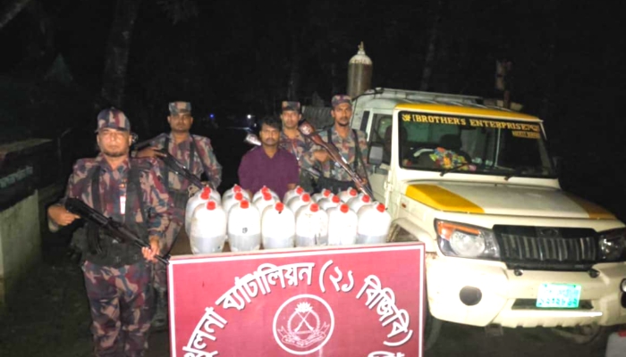 শার্শা’র কায়বা সীমান্তে ভারতীয় চিংড়ির রেণু পোনাসহ আটক-১